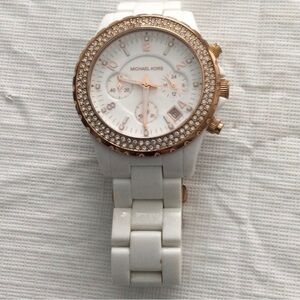 Woman’s Michael Kors watch color white and Rose gold made for a 6”wrist like new